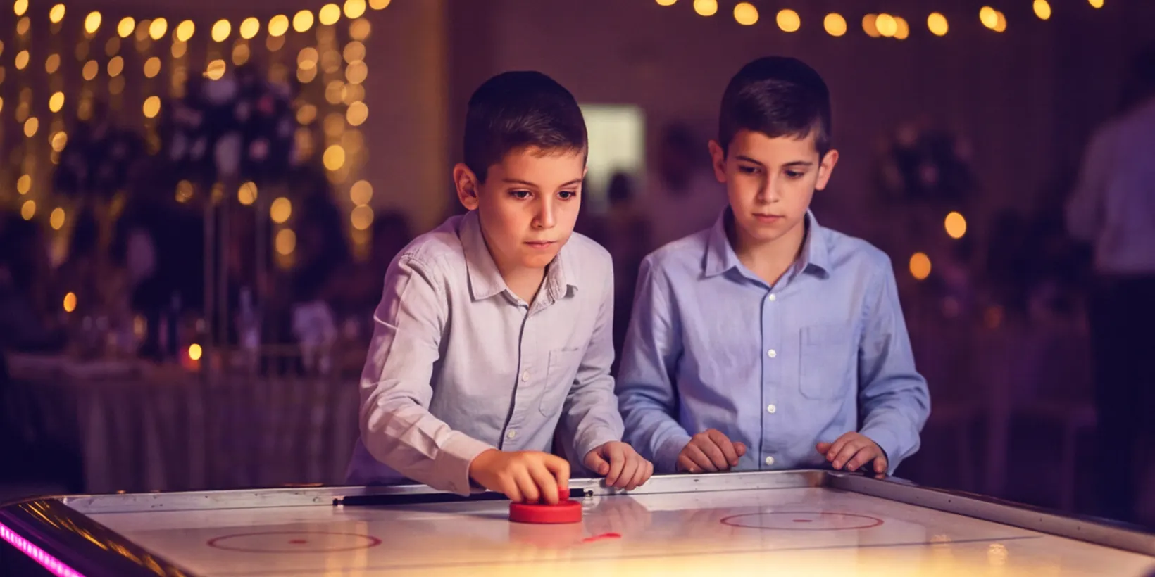 Deux garçons jouent à l'air hockey