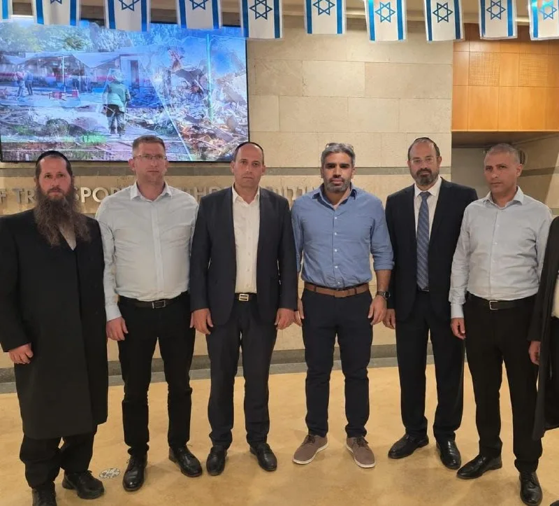 בעקבות המאבק שמנהל ראש העיר במשרד התחבורה: ירידה בביטולי הנסיעות בתחבורה הציבורית באריאל