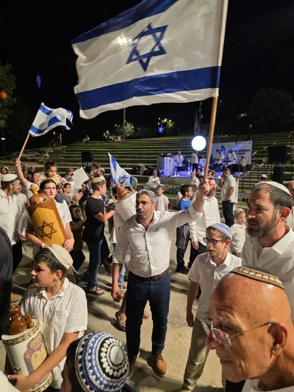 כמה טוב לחגוג את חג שמחת תורה באריאל בירת השומרון!