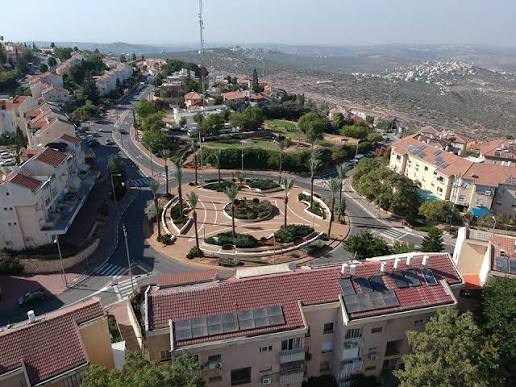 צילום אווירי של כיכר ותשתיות תחבורה בשכונת מגורים באריאל